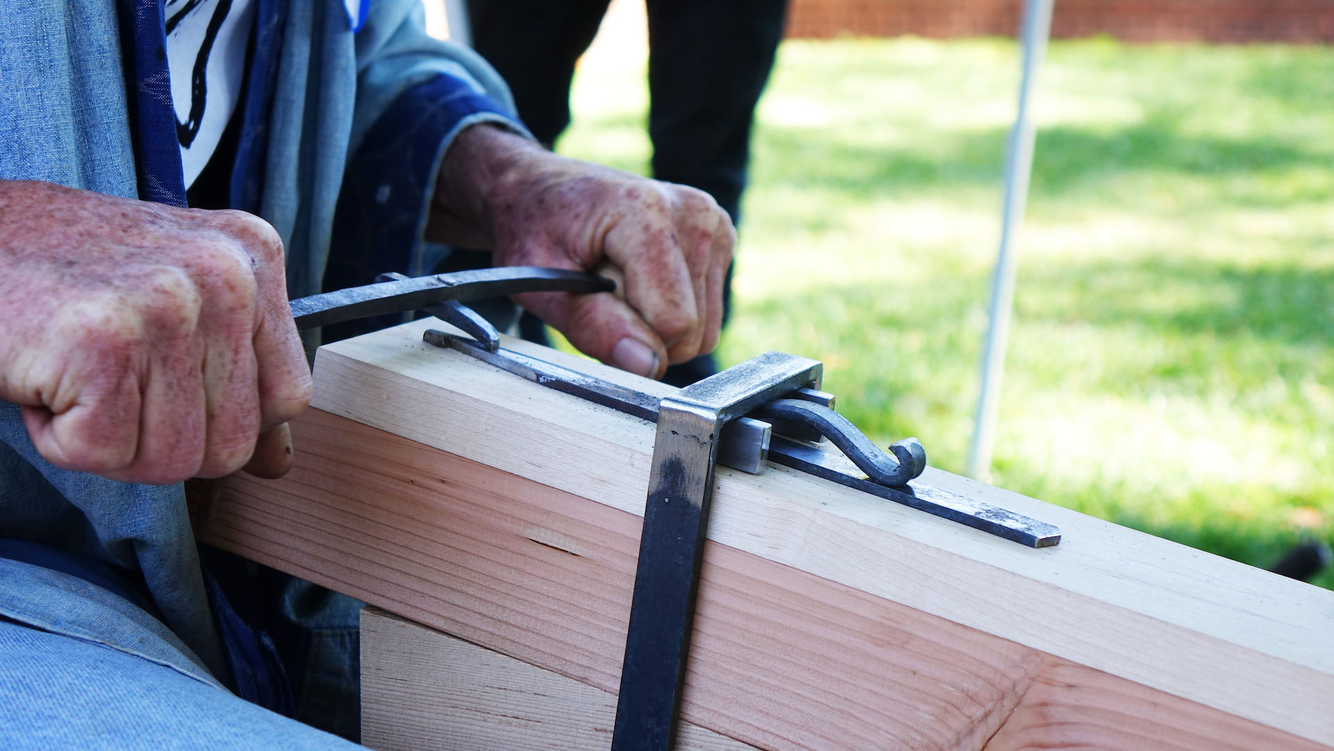 A demonstration of carving wood block in Kezro kai